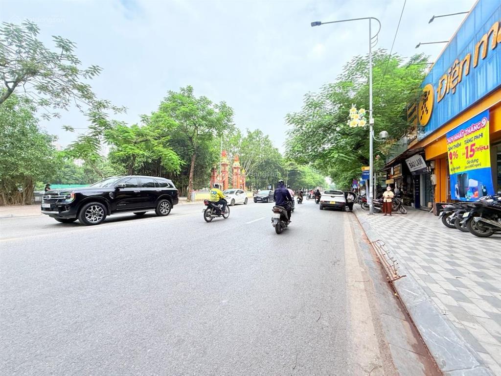 Mbkd 2t kv đông dân kd sầm uất nhiều cc cao cấp, vỉa hè thoáng rộng. dt 105m 2t giá thuê 65tr/1thg