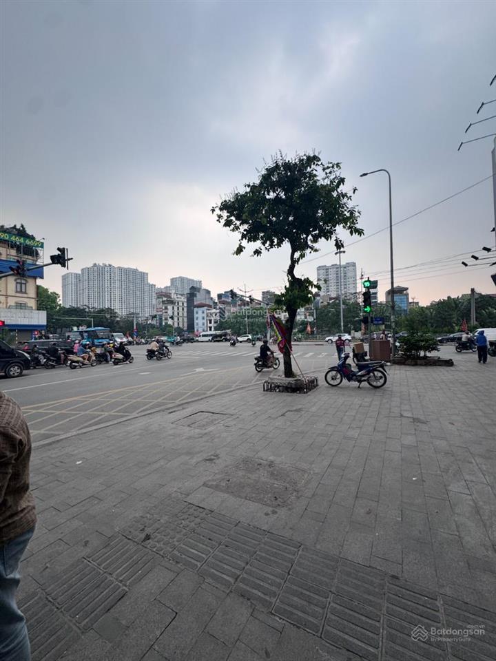 Mbkd tt đống đa, kv nhiều nhà hàng nhiều toà vp, vỉa hè rộng kd mọi mô hình. dt 65m giá thuê 20tr