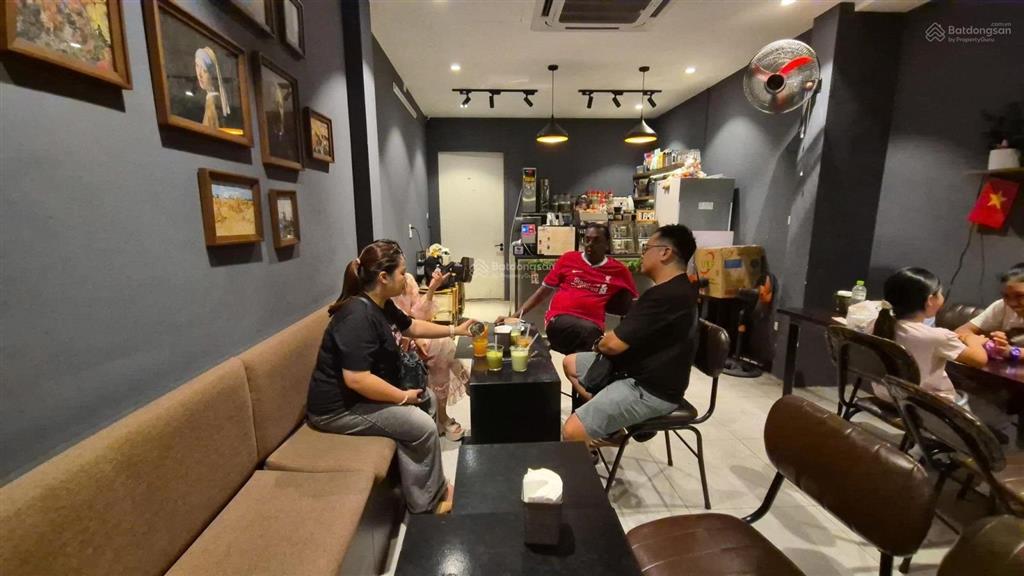 Cho thuê mbkd, kv nhiều dân vp, trường học, vỉa hè rộng kd mọi mô hình. dt 50m mt 4.5m giá 18 triệu