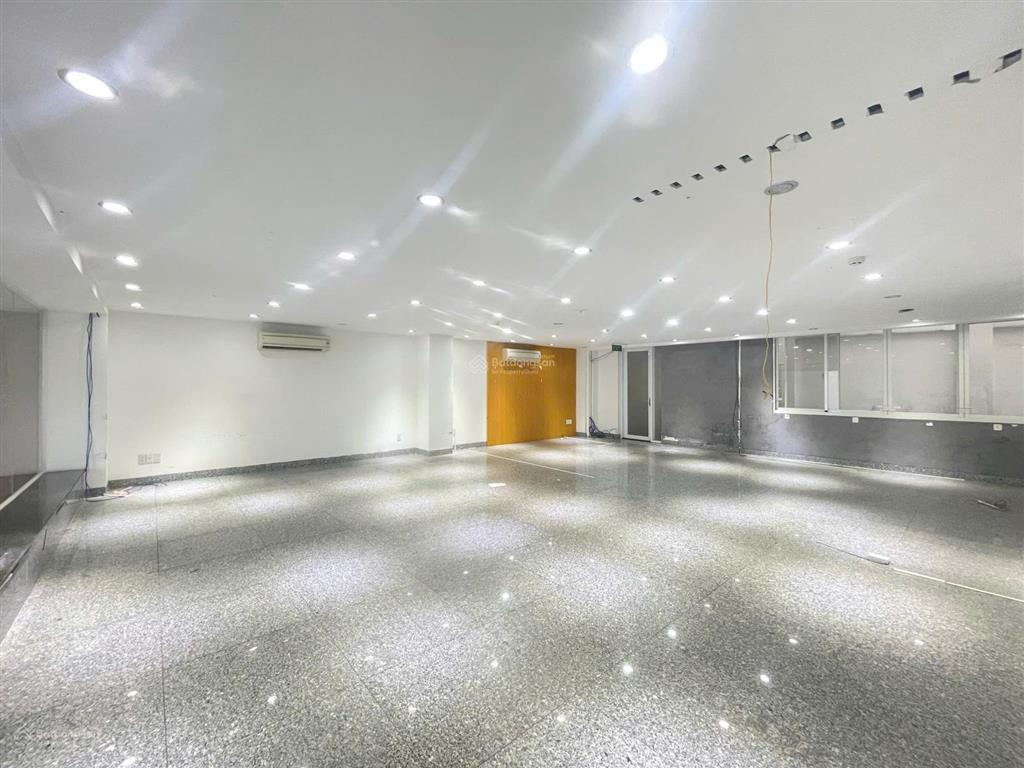 Văn phòng đẹp hoàng văn thụ, tân bình  gần sân bay. dt 120m2 giá chỉ 28tr.  0906 371 ***
