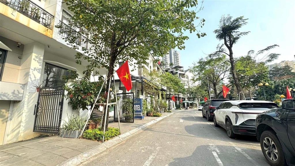 Bán nhà phân lô trung yên, trung hòa 161m²  5 tầng  mặt tiền 8m  vỉa hè  ô tô tránh  55 tỷ