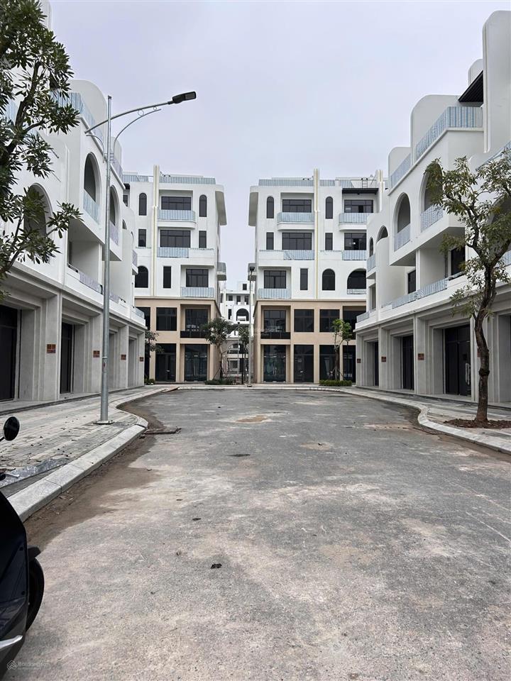 Chính chủ cần bán liền kề 120m2 xẻ khe dự án vaquarius văn giang mt 8m giá 16tỷ,đã có sổ