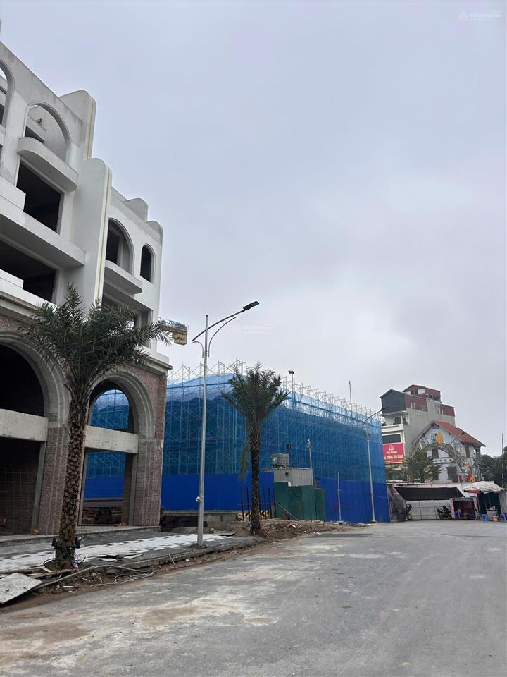 Chính chủ cần bán liền kề 120m2 xẻ khe dự án vaquarius văn giang mt 8m giá 16tỷ,đã có sổ