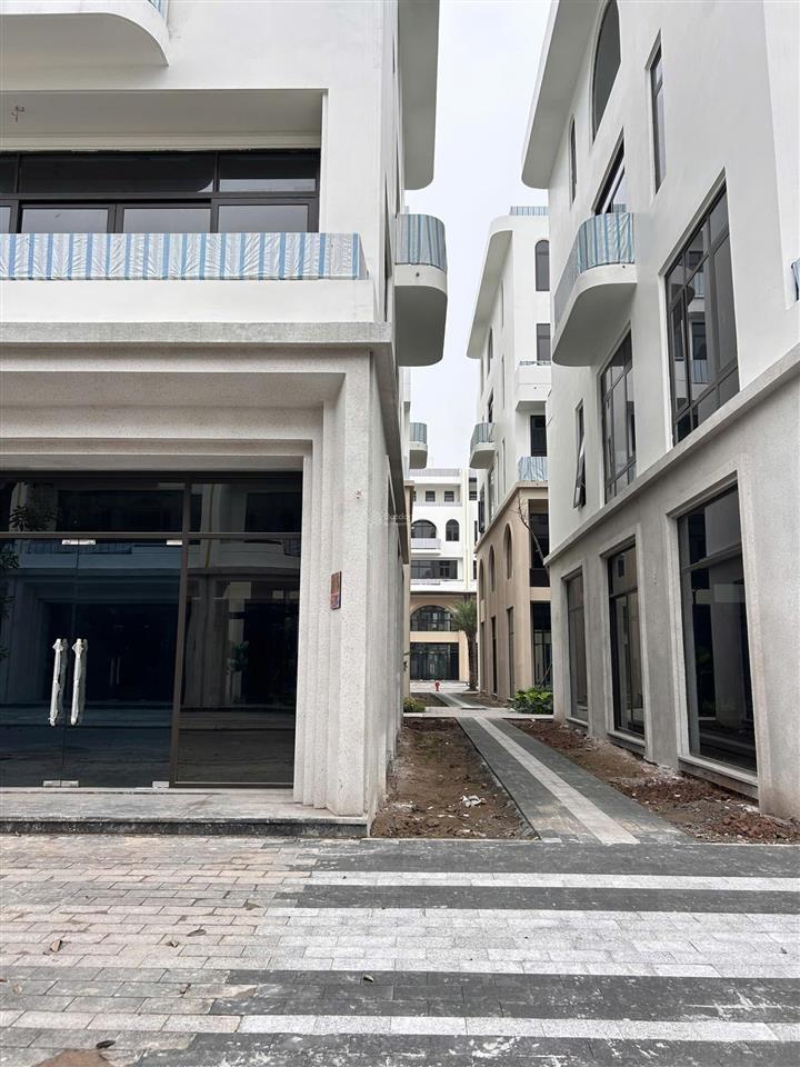 Chính chủ cần bán liền kề 120m2 xẻ khe dự án vaquarius văn giang mt 8m giá 16tỷ,đã có sổ