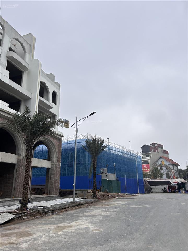 Chính chủ cần bán liền kề 120m2 xẻ khe dự án vaquarius văn giang mt 8m giá 16tỷ, đã có sổ