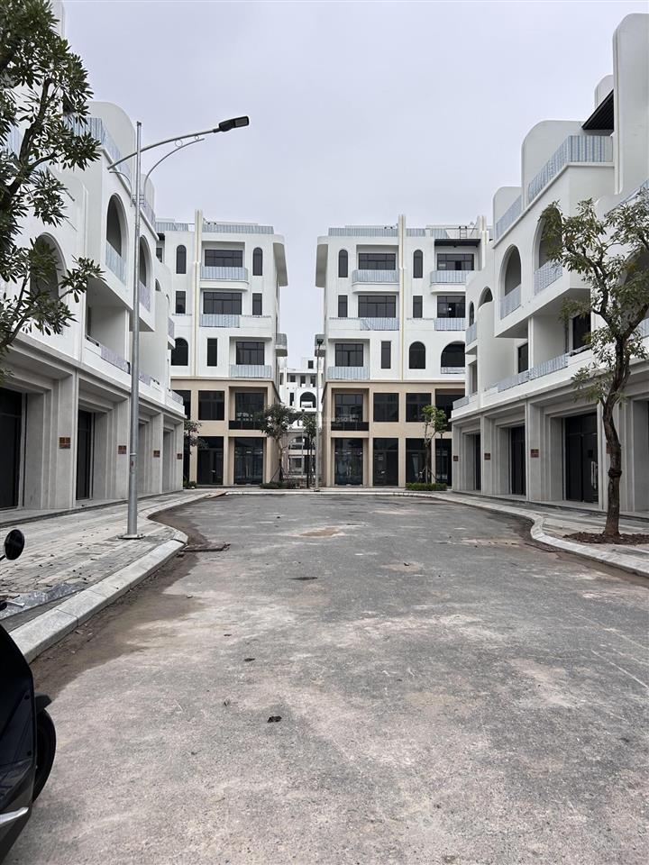 Chính chủ cần bán liền kề 120m2 xẻ khe dự án vaquarius văn giang mt 8m giá 16tỷ, đã có sổ