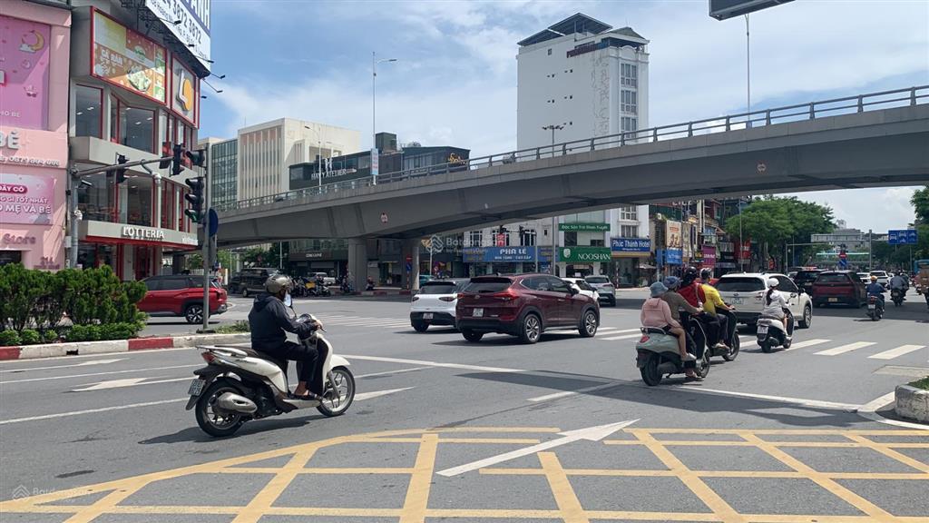 Siêu phẩmmặt phố nguyễn văn cừgần ngã 4 hồng tiếndt 200m2*mt 8,15mvỉa hèkinh doanh sầm uất
