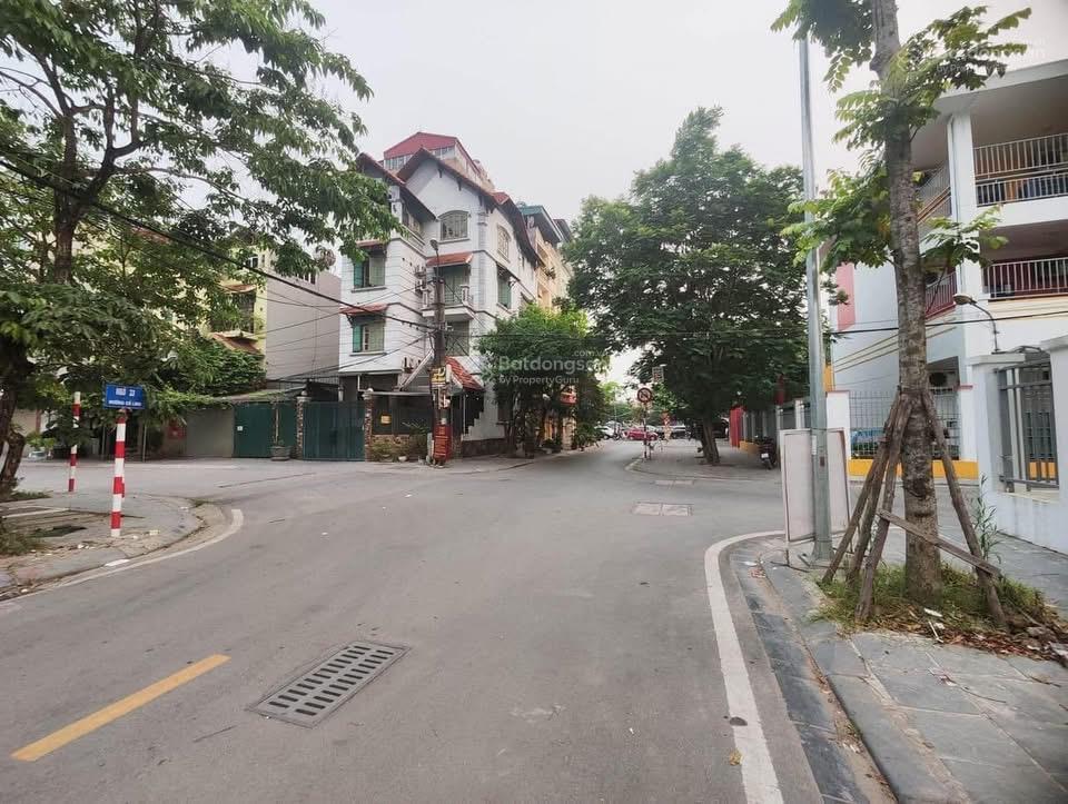 Toà nhà văn phòng 7 tầng  cách aeon long biên 250m  thang máyview công viênvỉa hè vừa ở vừa kd