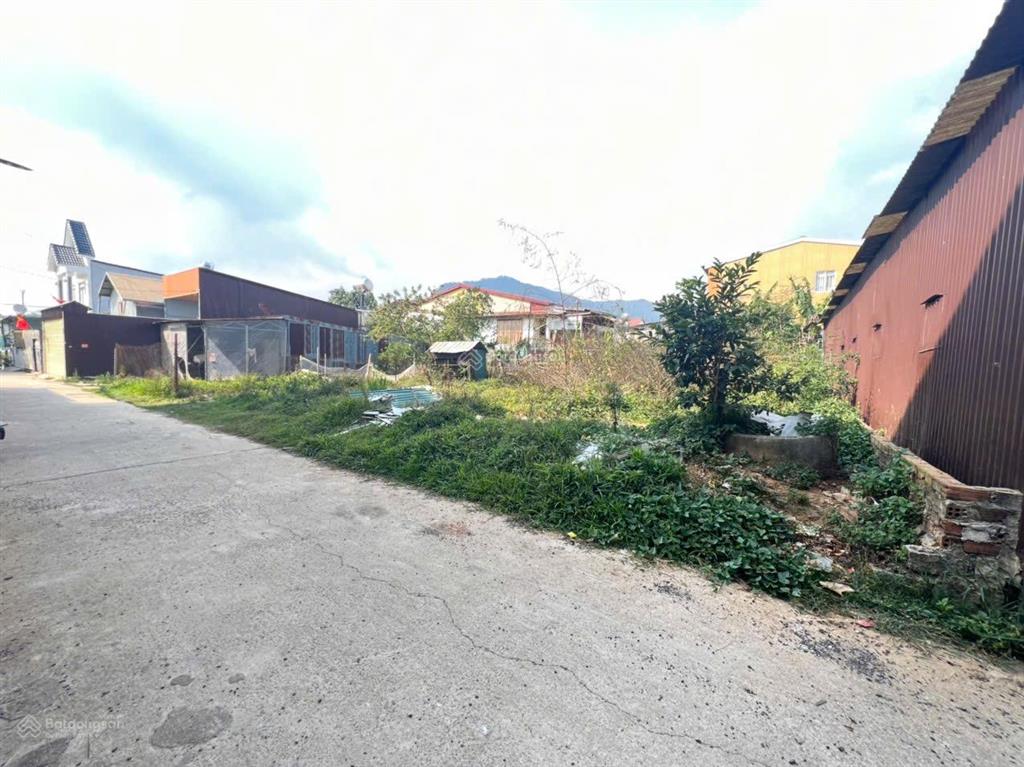 Đất sổ riêng xây dựng giá tốt chỉ 2,6 tỷ đường ô tô vị trí tốt dân cư đông đúc