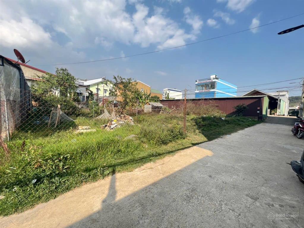 Đất sổ riêng xây dựng giá tốt chỉ 2,6 tỷ đường ô tô vị trí tốt dân cư đông đúc