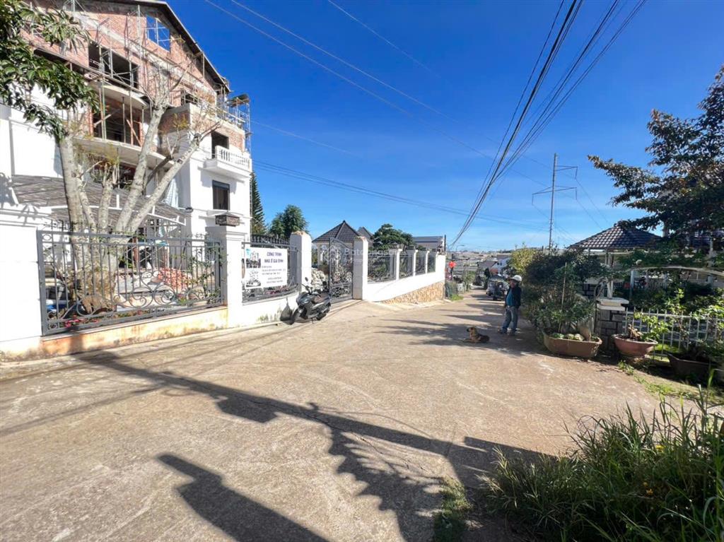 Đất 2 mặt thoáng nam hồ đường 8m vị trí đẹp xây biệt thự, homestay giá 8,5 tỷ thương lượng
