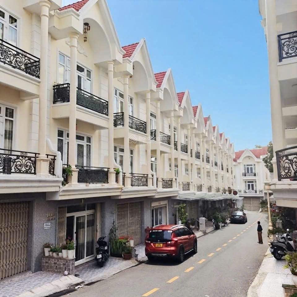 Chỉ 6,5 tỷ nhà 4 tầng đường ô tô trung tâm đà lạt cần bán gấp sổ hồng riêng