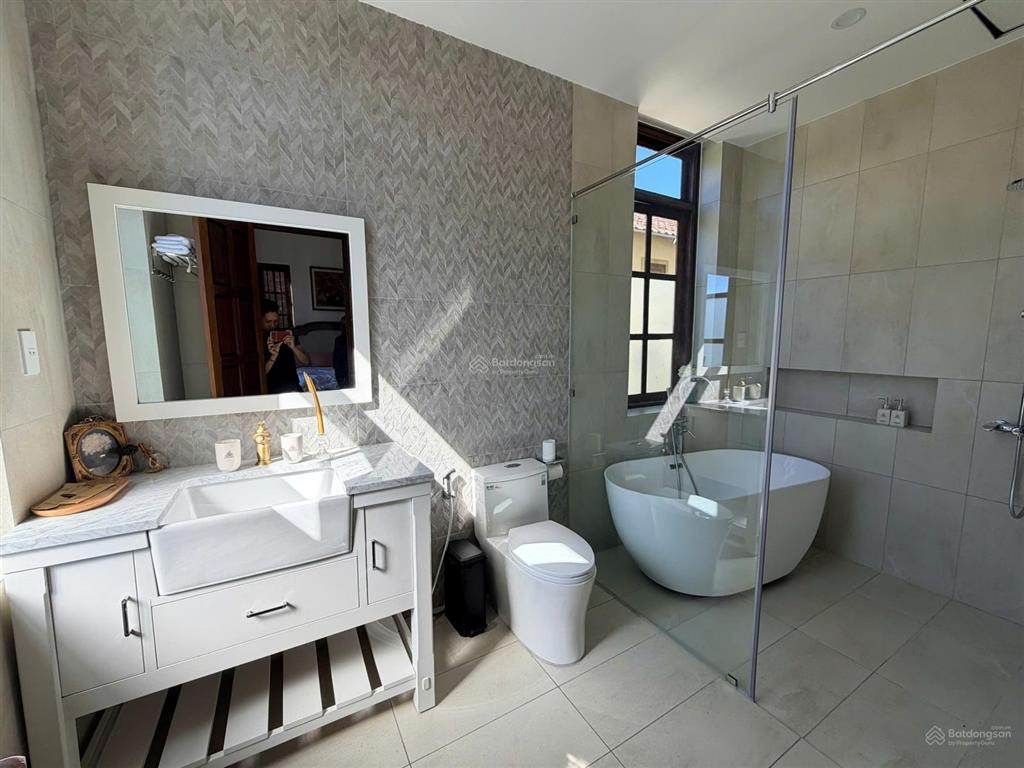 Bán biệt thự sân vườn 408m2 full đất ở trần thái tông, cách hồ xuân hương chỉ 3km