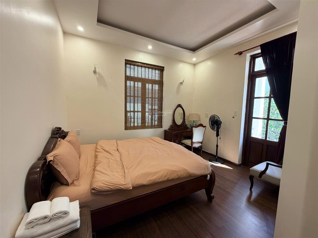 Bán biệt thự sân vườn 408m2 full đất ở trần thái tông, cách hồ xuân hương chỉ 3km
