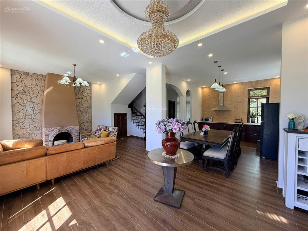Bán biệt thự sân vườn 408m2 full đất ở trần thái tông, cách hồ xuân hương chỉ 3km