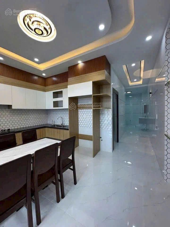 Nhà biển long hải lưng tựa núi, vài bước chạm biển.