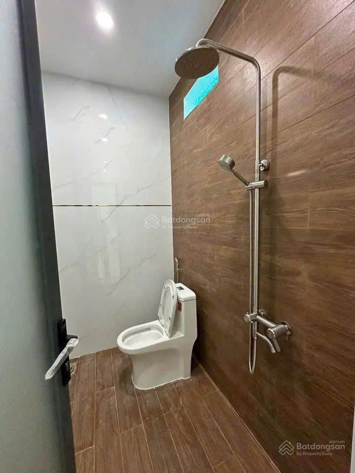 Nhà biển long hải lưng tựa núi, vài bước chạm biển.