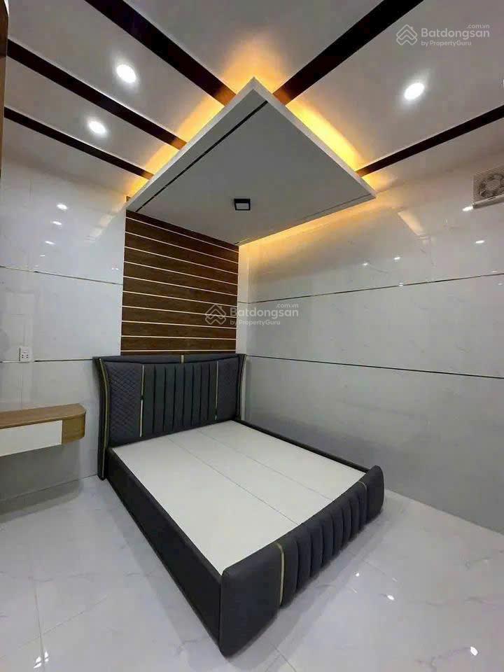 Nhà biển long hải lưng tựa núi, vài bước chạm biển.