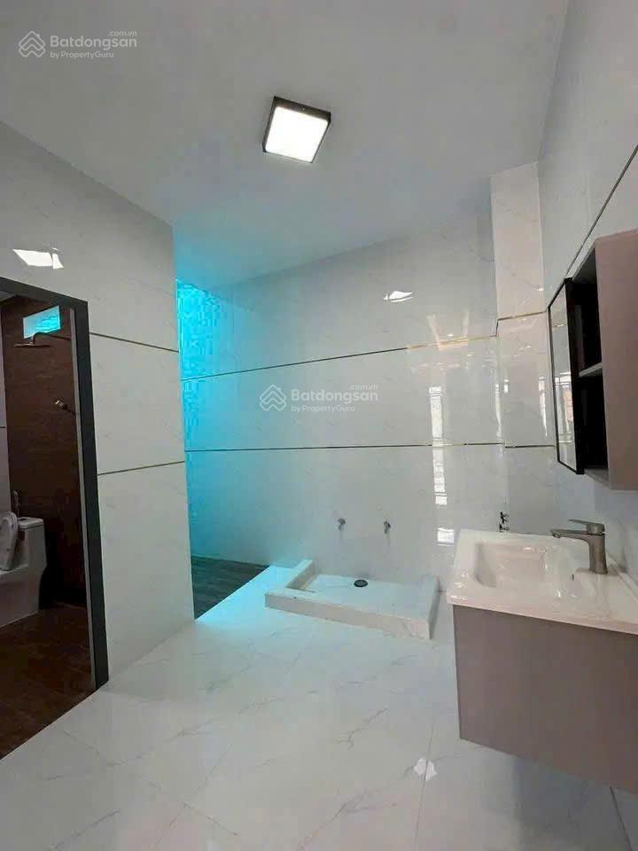 Nhà biển long hải lưng tựa núi, vài bước chạm biển.