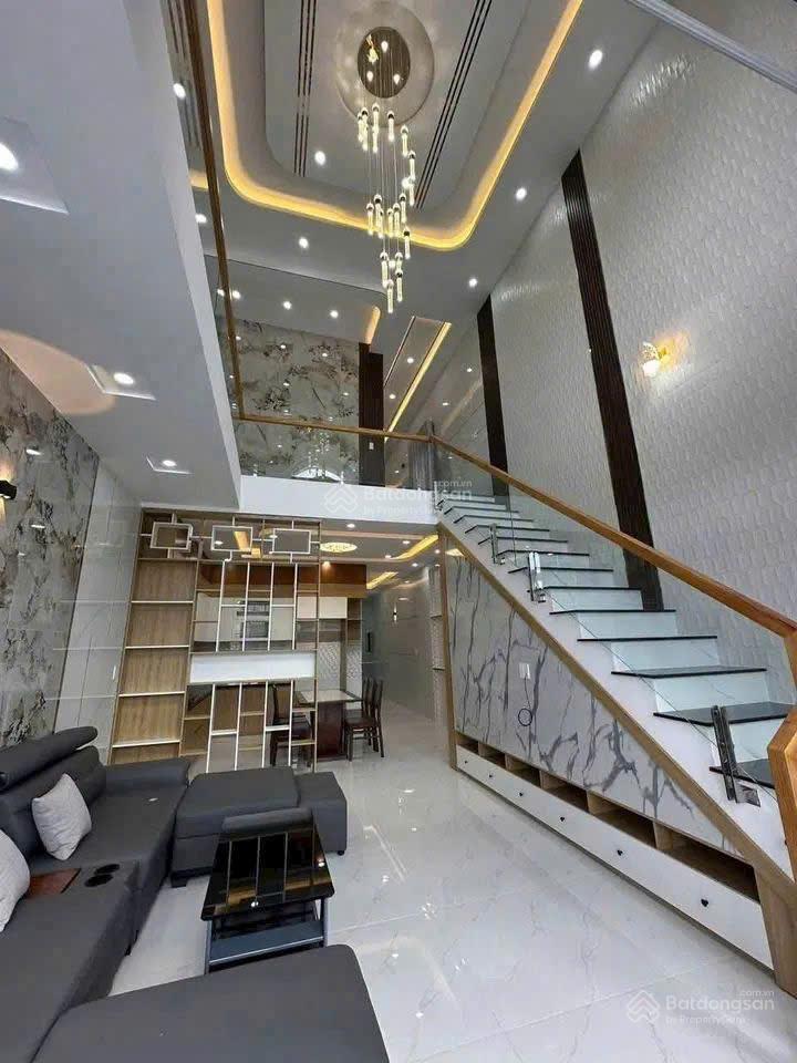 Nhà biển long hải lưng tựa núi, vài bước chạm biển.
