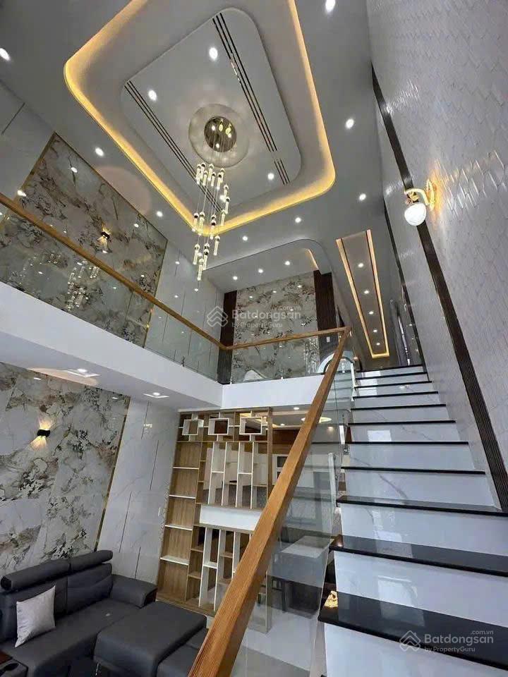 Nhà biển long hải lưng tựa núi, vài bước chạm biển.
