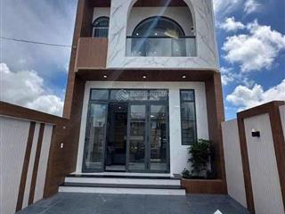 Nhà biển long hải lưng tựa núi, vài bước chạm biển.