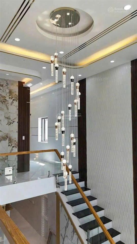 Nhà biển long hải lưng tựa núi, vài bước chạm biển.