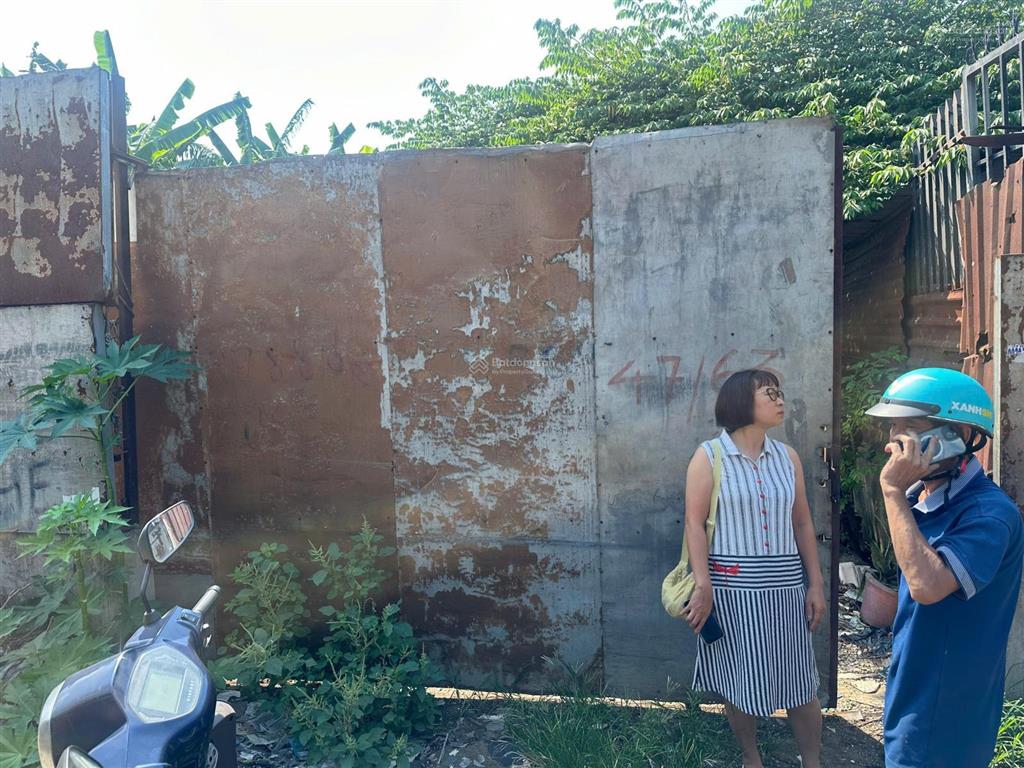 Nhà em có mảnh đất để trống to rộng cho thuê lâu dài