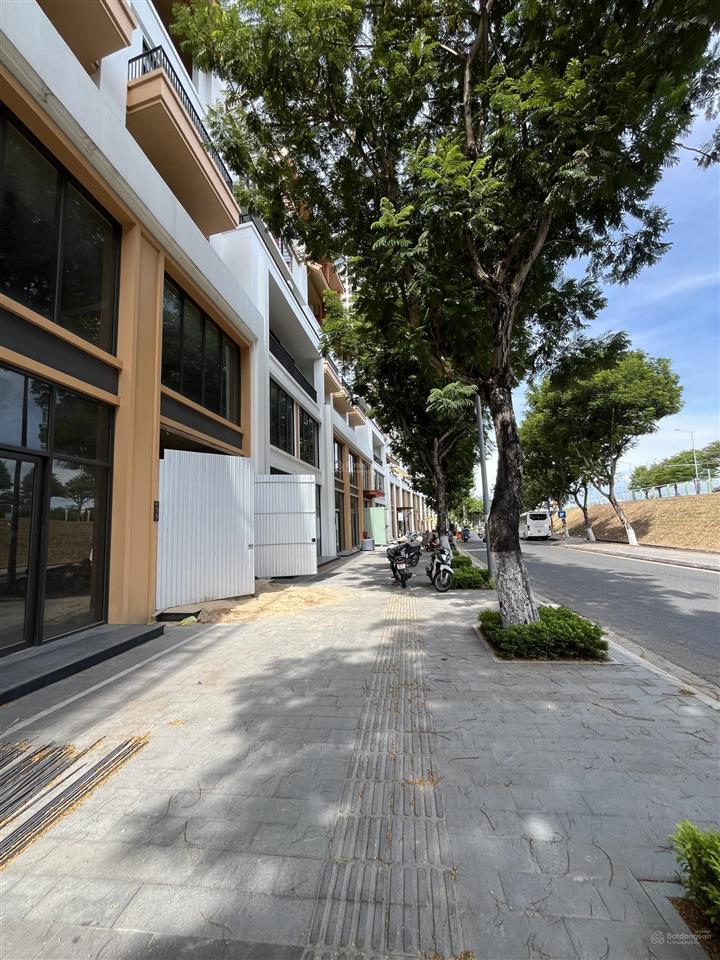 Bán nhà mặt tiền thương mại trung tâm du lịch 6 tầng gần 700m2 sàn