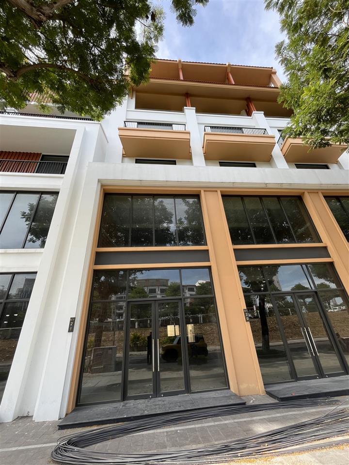 Bán nhà mặt tiền thương mại trung tâm du lịch 6 tầng gần 700m2 sàn