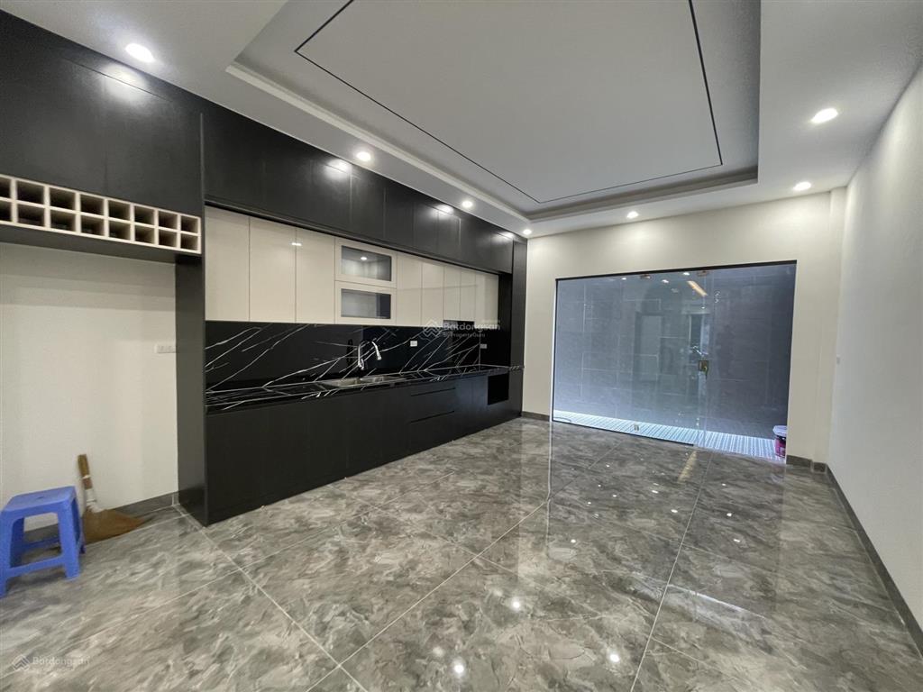 Bán nhà oto 29 chỗ đỗ cửa  phố tân mai  nhà mới 6 tầng thang máy  sẵn ở ngay  oto 7 chỗ vào 2