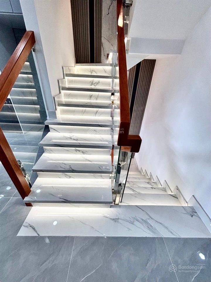 Bình tân gần mã lò hương lộ 2, 68m2, 4x17m, nhà mới 5 tầng thang máy cao cấp giá chỉ nhỉnh 8tỷ