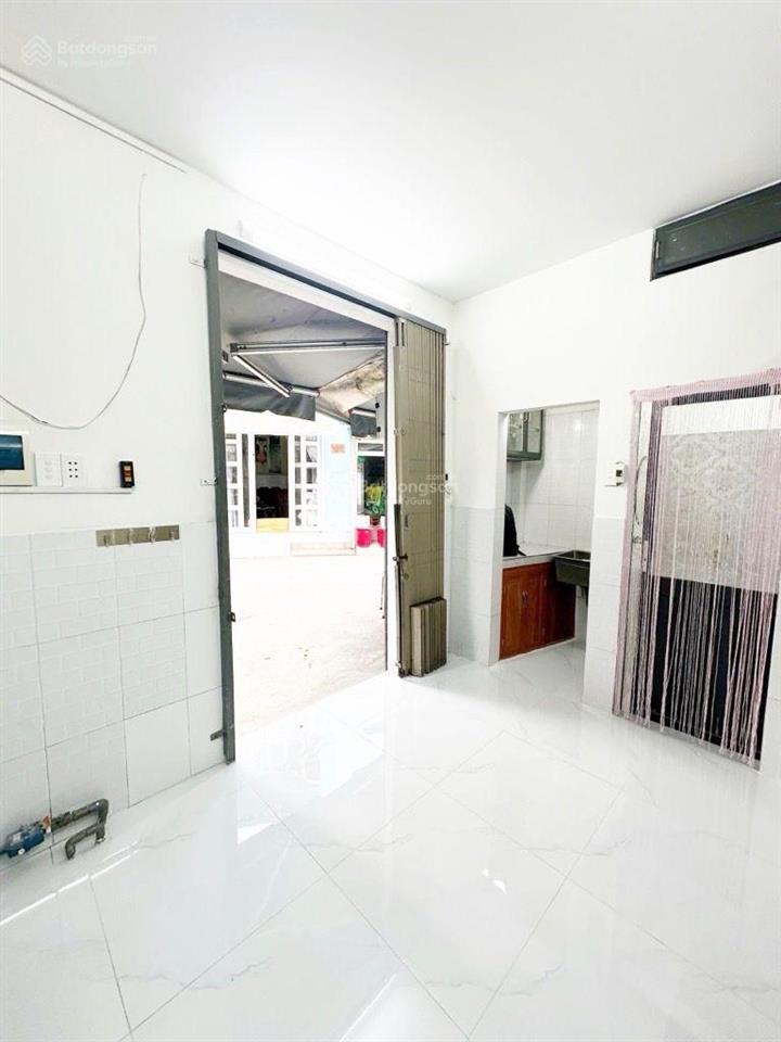 Bán gấp hẻm xe hơi đậu cửa huỳnh văn chính nhà nhỏ giá tốt 3 tầng loanh quanh 2tỷ