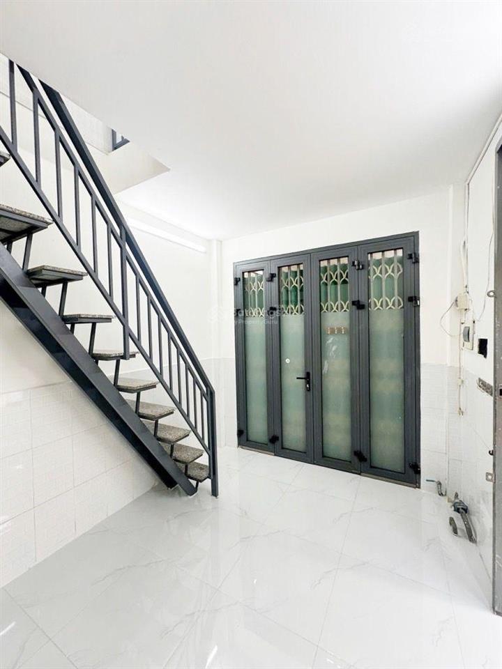 Bán gấp hẻm xe hơi đậu cửa huỳnh văn chính nhà nhỏ giá tốt 3 tầng loanh quanh 2tỷ