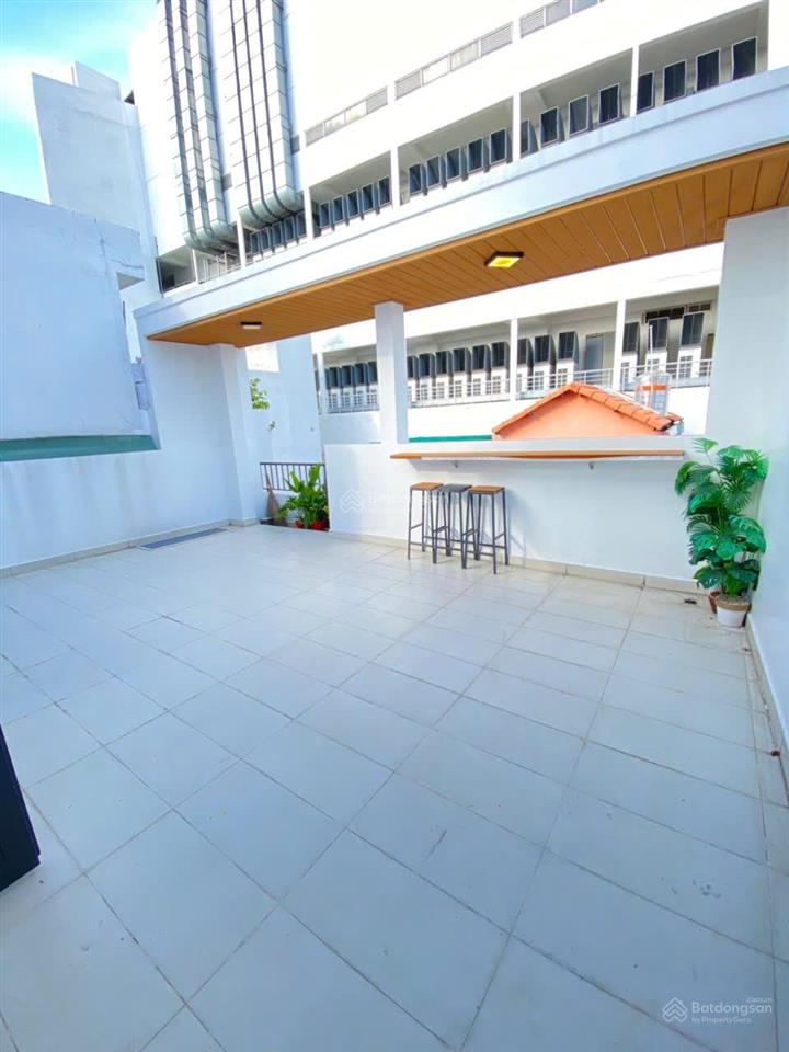 Nhà hẻm xe hơi cách đường hoàng văn thụ 20m, nội thất mới 100%, ngay khu trung tâm