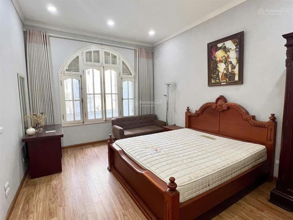 Cho thuê căn hộ 68m2 view hồ đẹp, có thang máy, gara ô tô đội cấn, ba đình