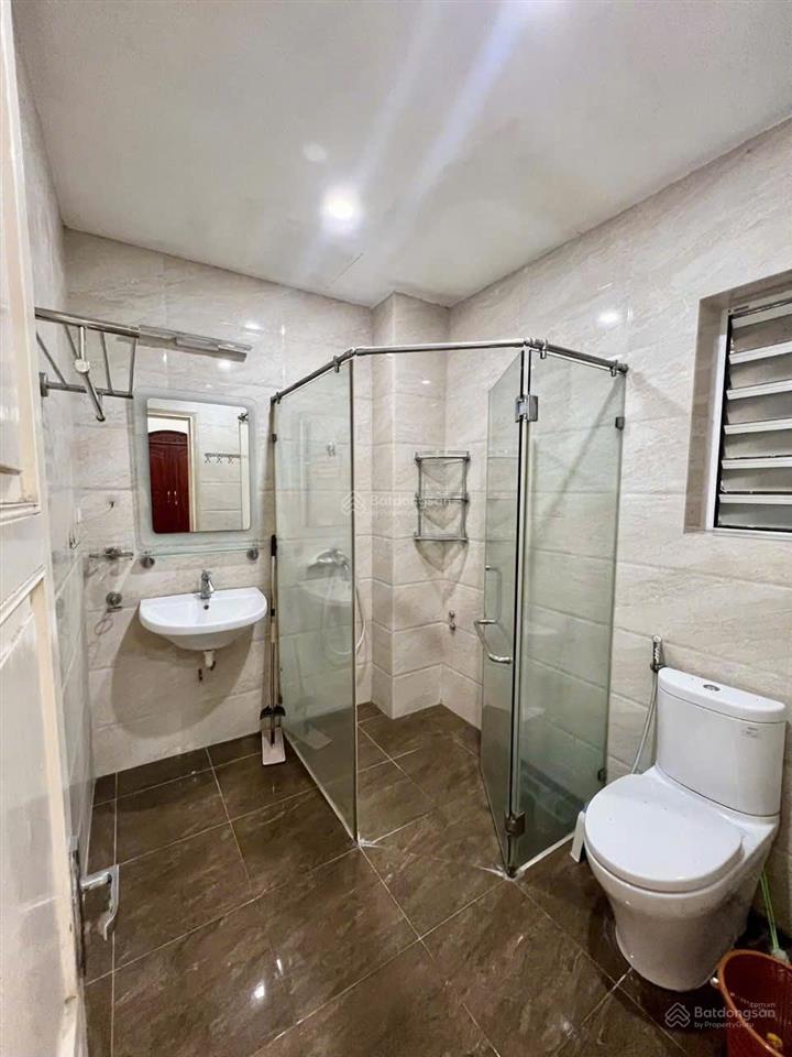 Cho thuê căn hộ 68m2 view hồ đẹp, có thang máy, gara ô tô đội cấn, ba đình
