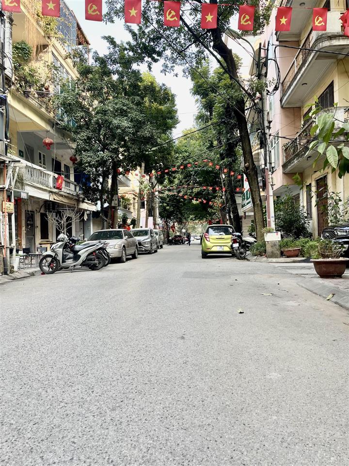 Chính chủ gia đình mình cần bán nhà khu hoàng quốc việt  cầu giấy 8,7 tỷ