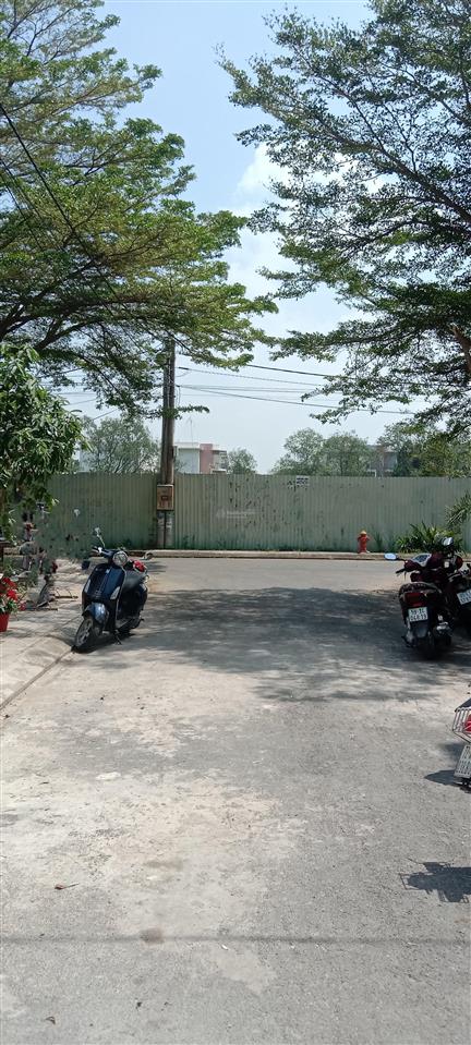 5,65 tỷ, phú hữu nhà 4 tầng đường 8 mét thông, full nội thất, sổ hoàn công giá 5,65 tỷ tlcc