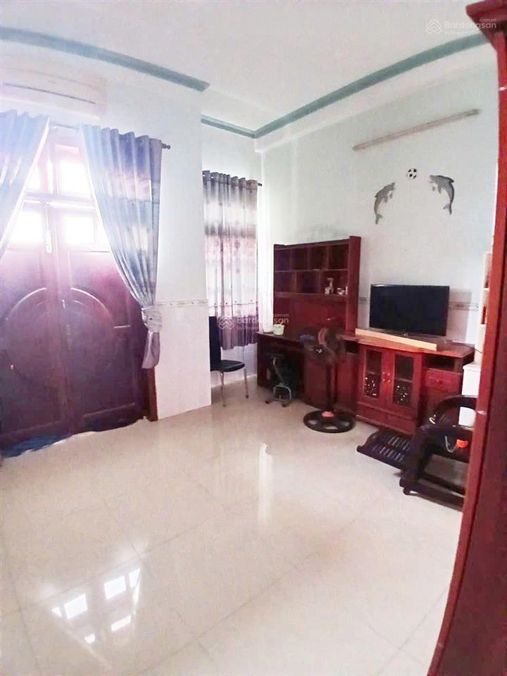 Giảm 700tr còn 5,1 tỷ, mặt tiền, gần chợ long trường,nhà 3 tầng, 5 pn, 83m(4,5x17)