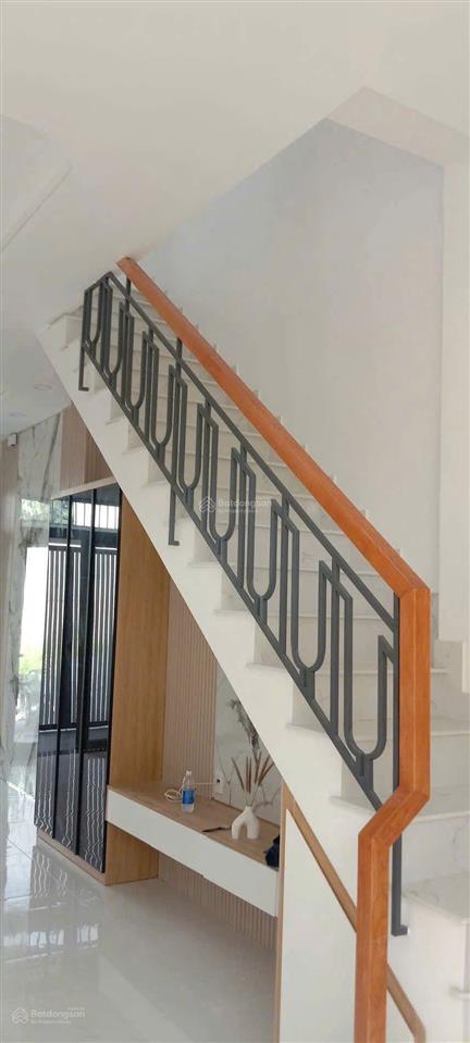 Bán nhà phú hữu, 5,6 tỷ, nhà 4 tầng đường 8 mét thông, full nội thất, sổ hoàn công