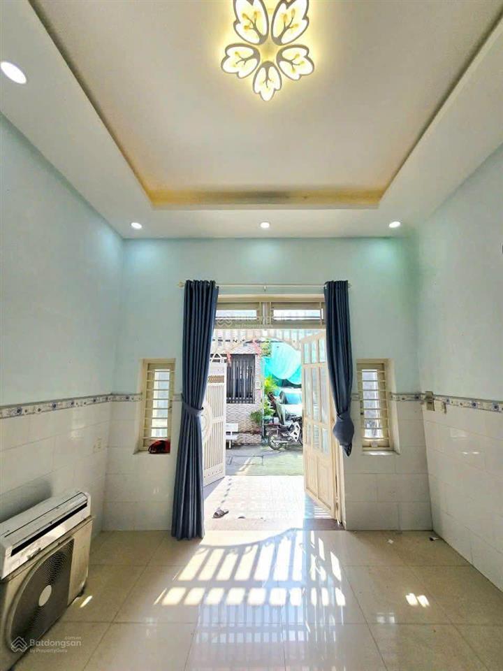 3,8 tỷ, nhà 3 tầng, 56m(4x14), khu phân lô đường ô tô, long trường