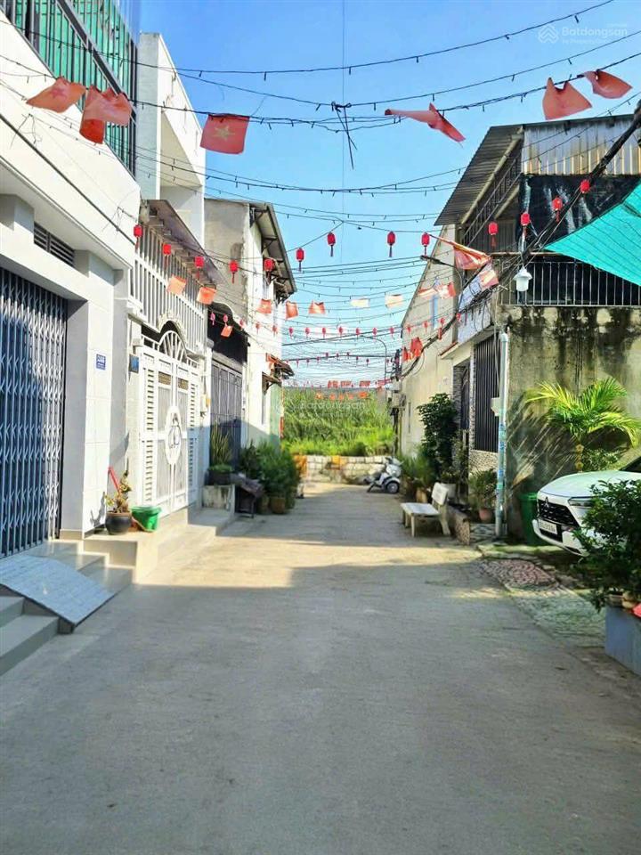 3,8 tỷ, nhà 3 tầng, 56m(4x14), khu phân lô đường ô tô, long trường