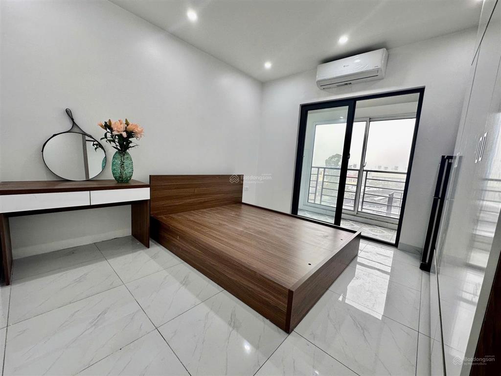 Cho thuê căn hộ 1 ngủ 1 khách 1 bếp full đồ ( nhà mặt đường ô tô đỗ cửa)