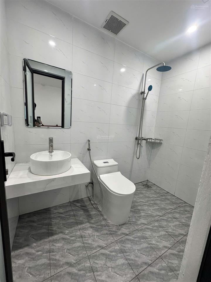 Cho thuê căn hộ 1 ngủ 1 khách 1 bếp full đồ ( nhà mặt đường ô tô đỗ cửa)