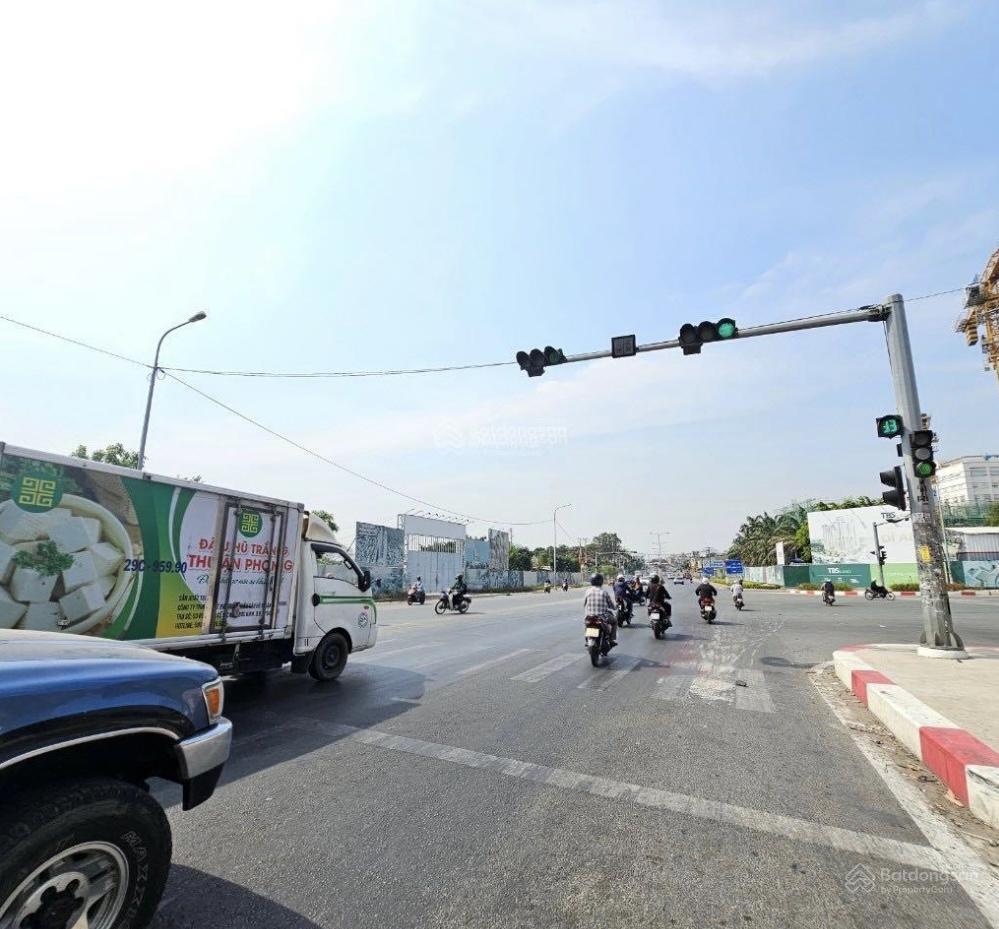 Vị trí kinh doanh sầm uất, kế bcons thống nhất và làng đại học. giá 288 tỷ