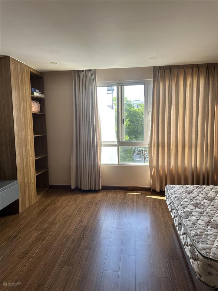 Cho thuê tòa nhà nguyên căn mặt tiền đường số 28 phước long nha trang. có thang máy.
