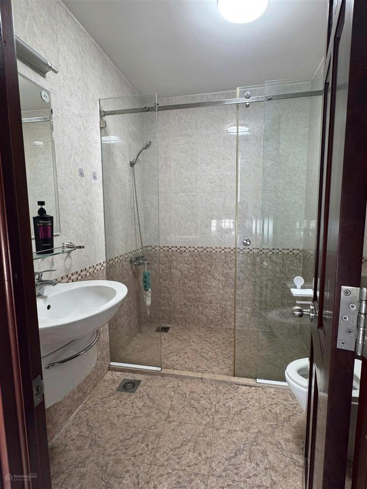 Cho thuê tòa nhà mặt tiền lương định của  1 trệt 3 lầu, hot nhất khu vực