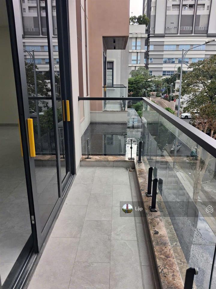 Nhà mới chưa sử dụng tự do bố trí  kdc himlam 04 tầng 10x20m