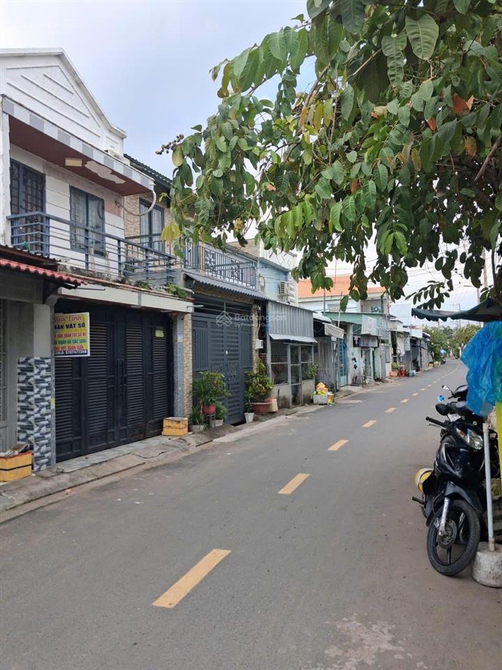 Nhà phố hẻm nhựa xe hơi gần cầu rạch tôm  4x20m
